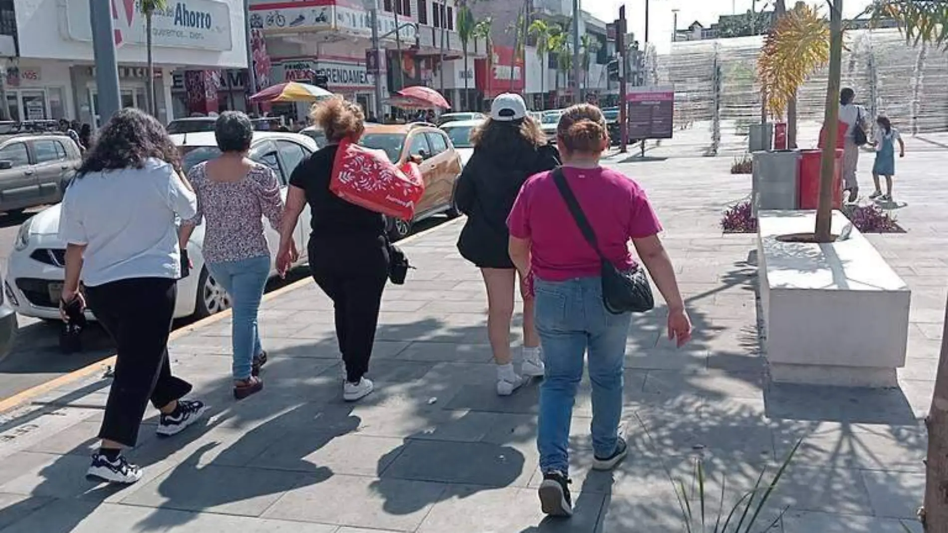 Mujeres caminando en el parque de Tapachula